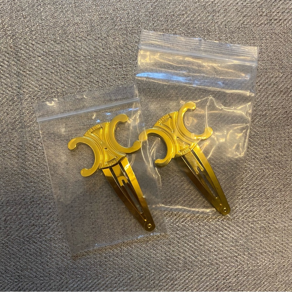 🎀🐰 a pair of Celine Style Triomphe Hair clips - Picture 4 of 4